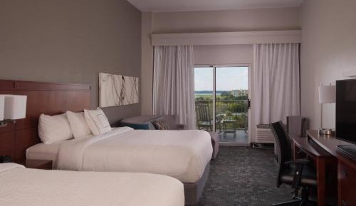 Larger Guest room, 2 Queen, Sofabed, Partial water view