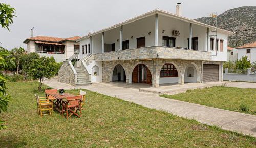 Deluxe Two-Bedroom Apartment with Garden View