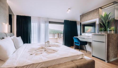 Deluxe Suite with Sea View