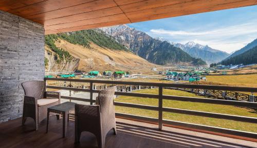 Traditional King Room with Balcony - Mountain View