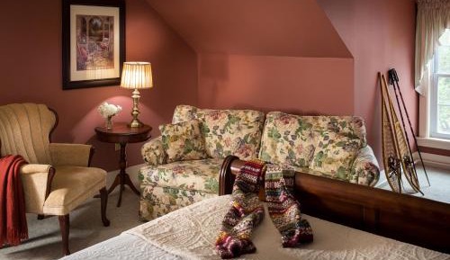 Deluxe Queen Suite