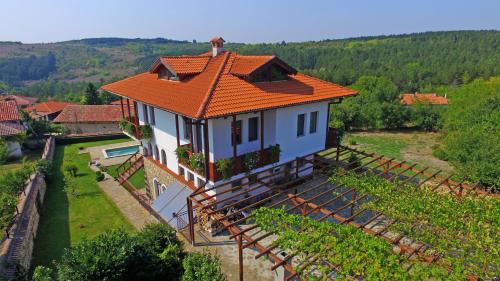 Six-Bedroom House with Garden
