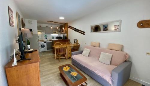 One-Bedroom Apartment with Lake View