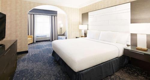 King Suite with Sofa Bed - South Tower/Non-Smoking