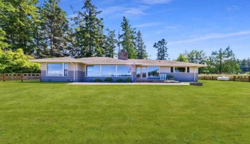 Three-Bedroom Holiday Home 