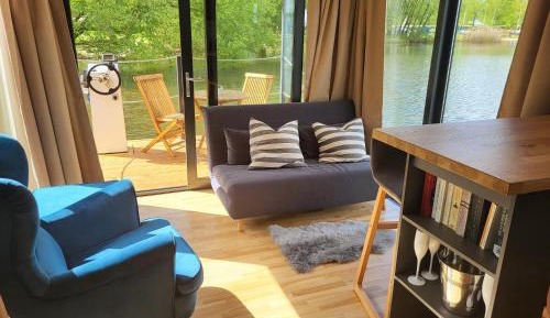 Apartment with Lake View