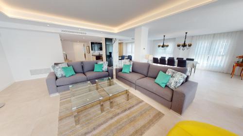 Four-Bedroom Deluxe Apartment