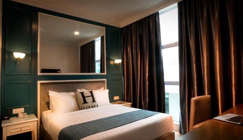 Deluxe Queen Room with Window