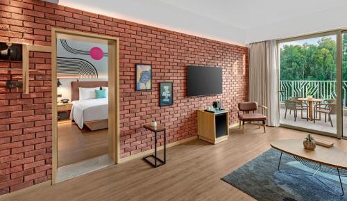 Moxy King Suite with Sofa Bed and Courtyard View