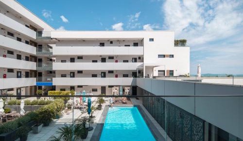 Apartment with Pool View 