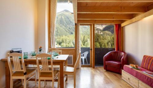 Apartment with Mountain View