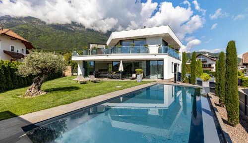 Villa with Garden View