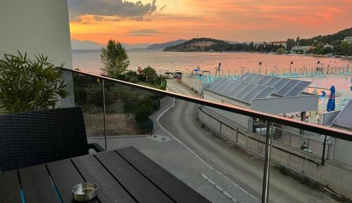 One-Bedroom Apartment with Lake View