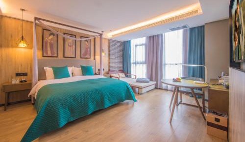 Deluxe Queen Room