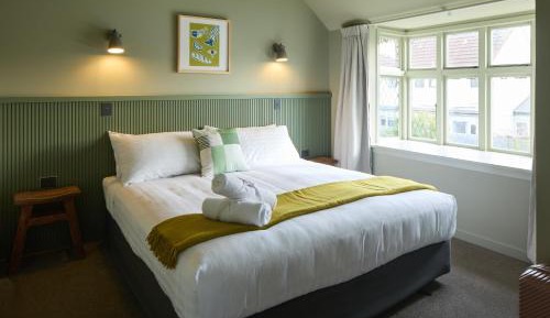 Deluxe One-Bedroom Apartment