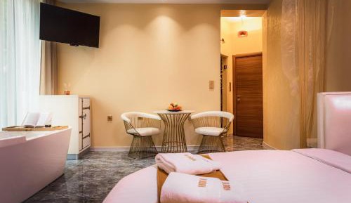 Deluxe Suite with Spa Bath