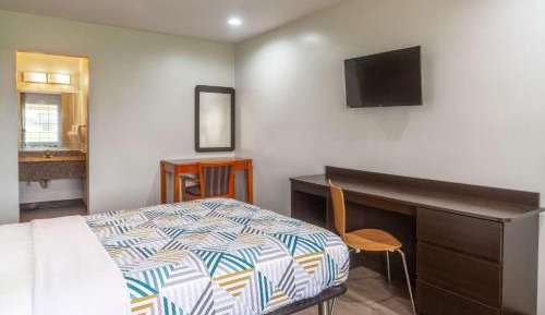 Deluxe King Room - Non-Smoking