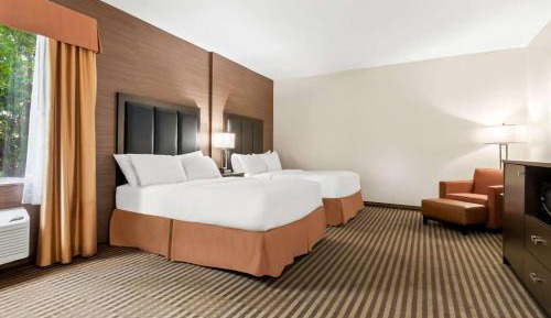 Queen Room with Two Queen Beds and Roll-In Shower - Mobility Accessible