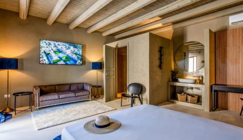 Deluxe Queen Suite