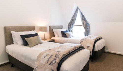 Two-Bedroom Apartment with King Bed and Twin Beds