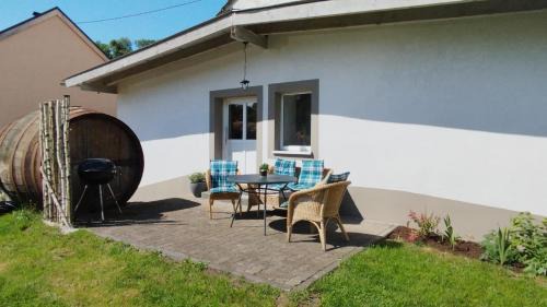 One-Bedroom Apartment with Shower