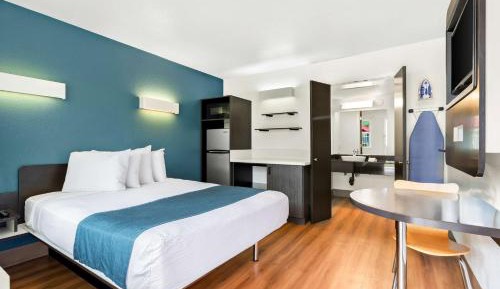 Queen Room - Non-Smoking