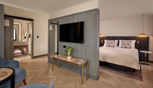 Junior Queen Suite with Balcony