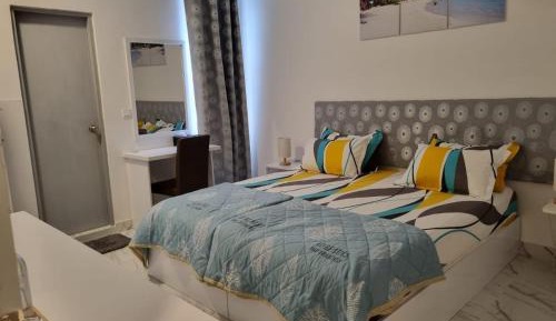 Deluxe Double Room (2 Adults + 1 Child)