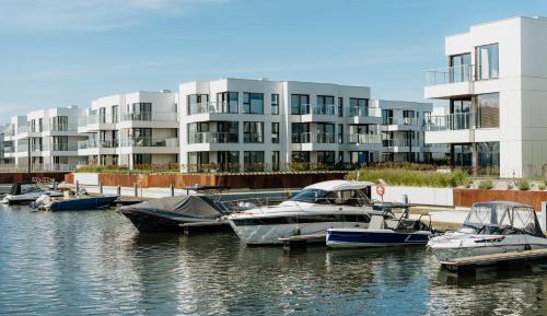 Deluxe One-Bedroom Apartment with terrace and marina view