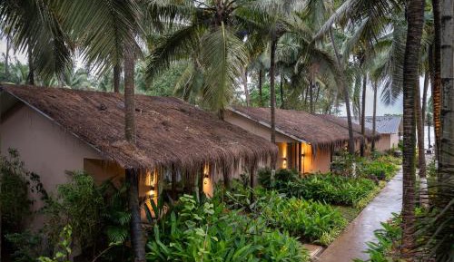 Luxury Beach Cottage with Garden View