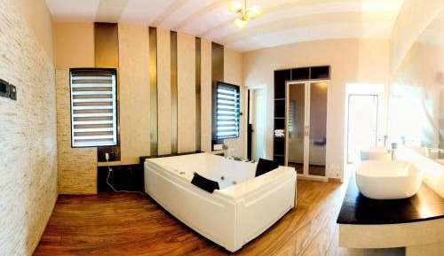 Queen Room with Spa Bath