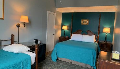 Queen Room with Twin Bed