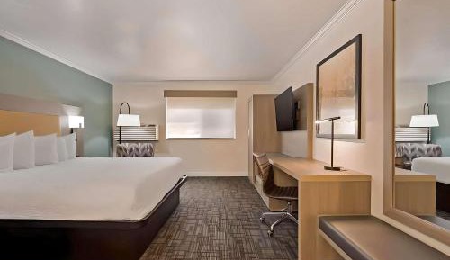 King Room - Non Smoking/Interior Hall