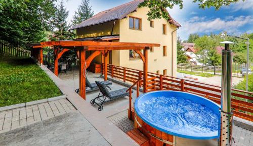 Six-Bedroom House with Jacuzzi Tub