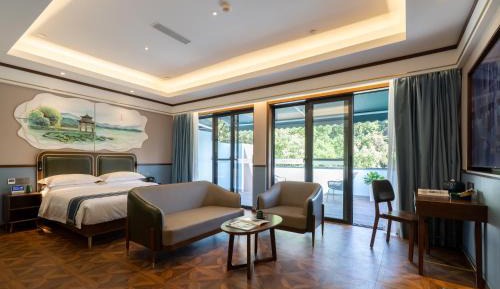 Deluxe King Room