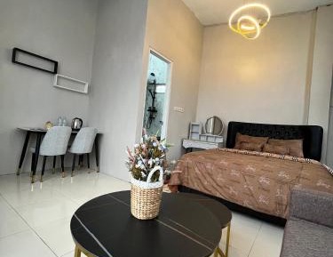 Deluxe Room (2 Adults + 1 Child)