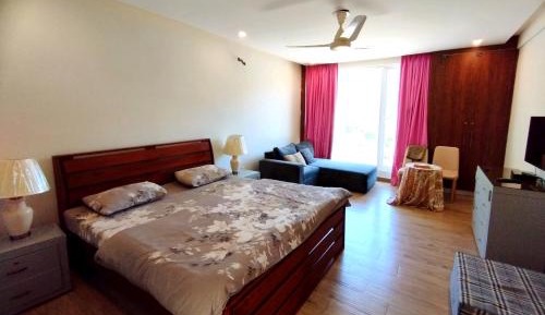 Apartment with Mountain View