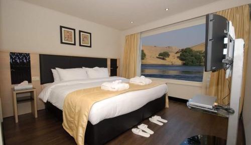 Deluxe Room (2 Adults + 1 Child)