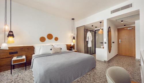 Swim-Up Suite
