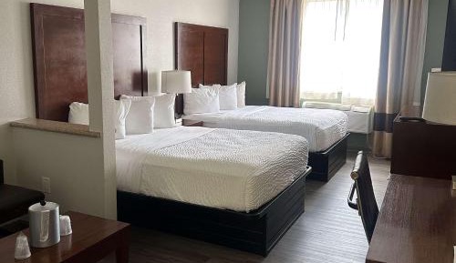 Queen Suite - Non-Smoking