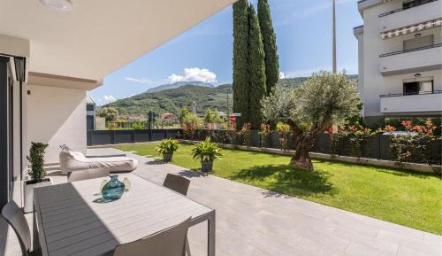One-Bedroom Apartment with Garden