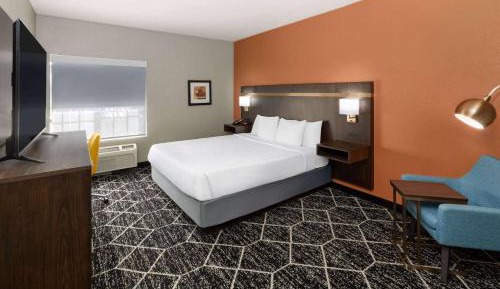 Deluxe King Room - Mobility Access/Non-Smoking