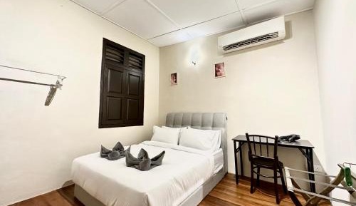 Standard Double Room with Shared Bathroom