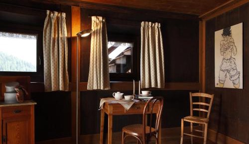 One-Bedroom Apartment with Mountain View