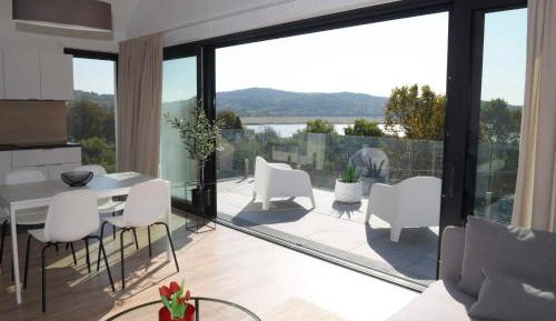 Apartment with Lake View