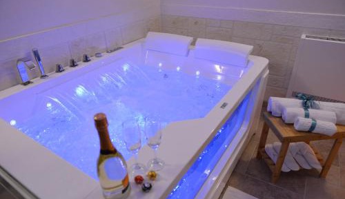 Deluxe Suite with Spa Bath