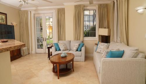 King Suite with Pool View