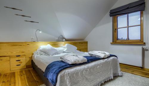 One-Bedroom Apartment with Lake View