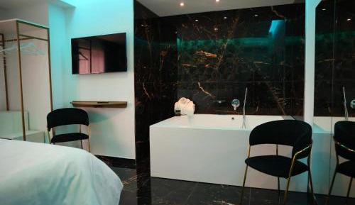 Deluxe Suite with Spa Bath