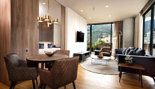 Premier King Apartasuite with Mountain View